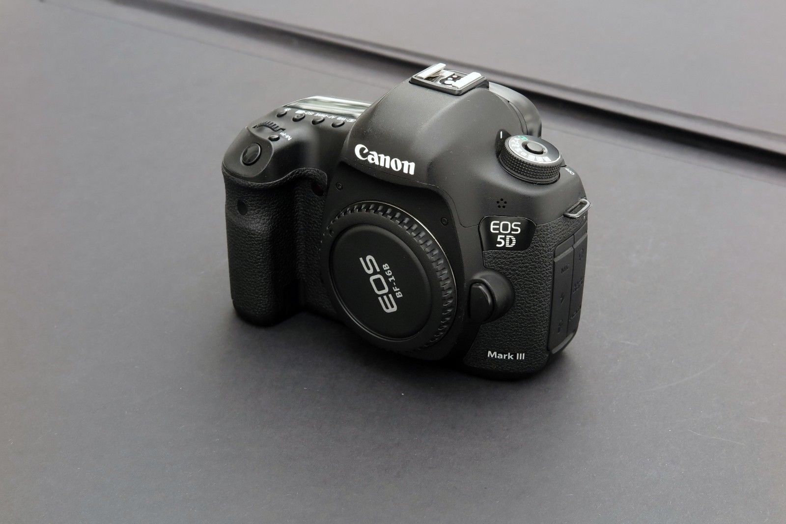 Canon EOS 5D Mark III 22.3 MP SLR-Digitalkamera - Body - nur 12609 Auslöser.