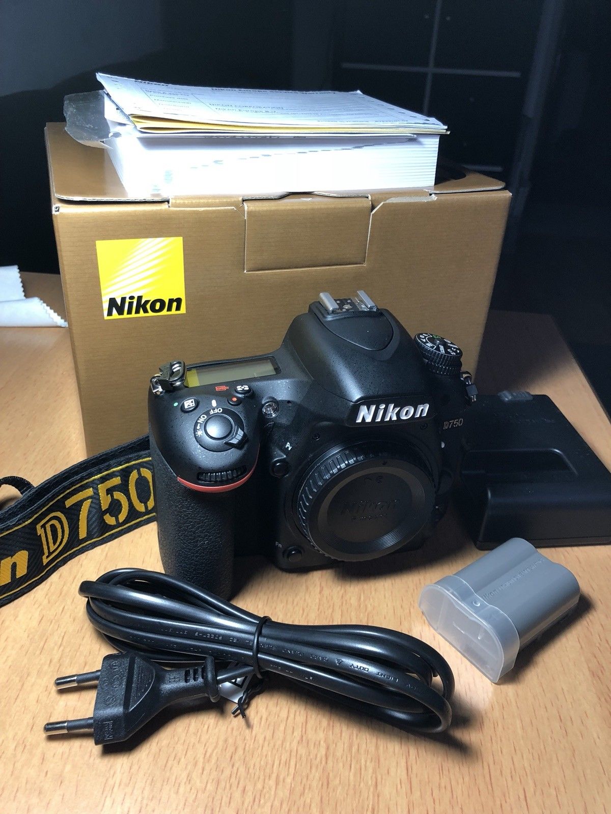 Nikon D750 24.3 MP DSLR - nur Body - Absolut neuwertig unter 5.000 Auslösungen