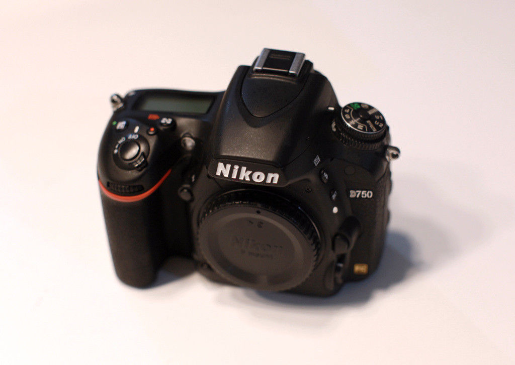 Nikon D750 24.3MP Digitalkamera - Schwarz  nur 5824 Auslösungen 