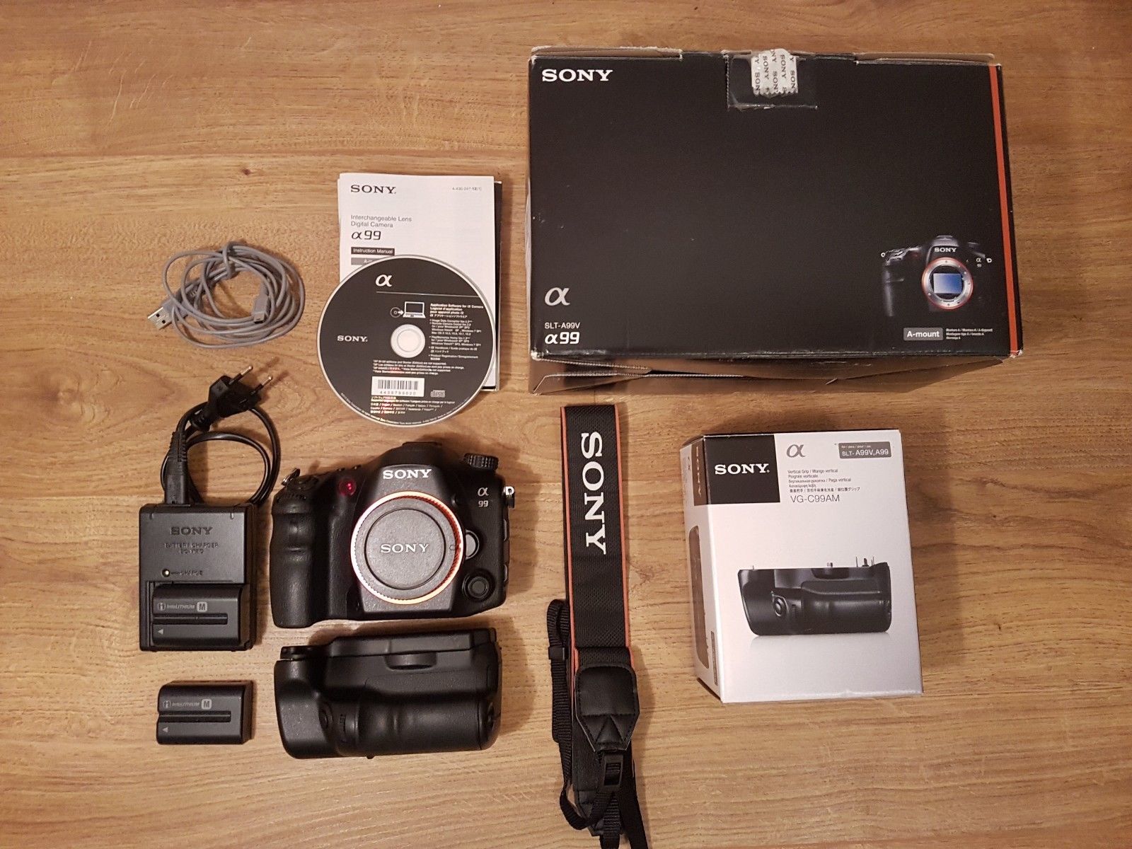 Sony Alpha SLT-A99V 24.3 MP SLR-Digitalkamera - Schwarz mit Batteriegriff
