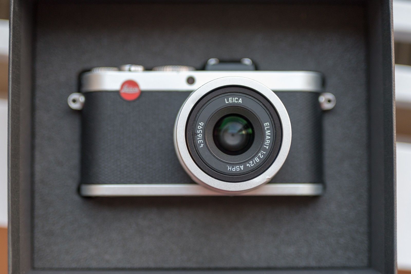Leica X2 Silber mit Handgriff und OVP Digitalkamera