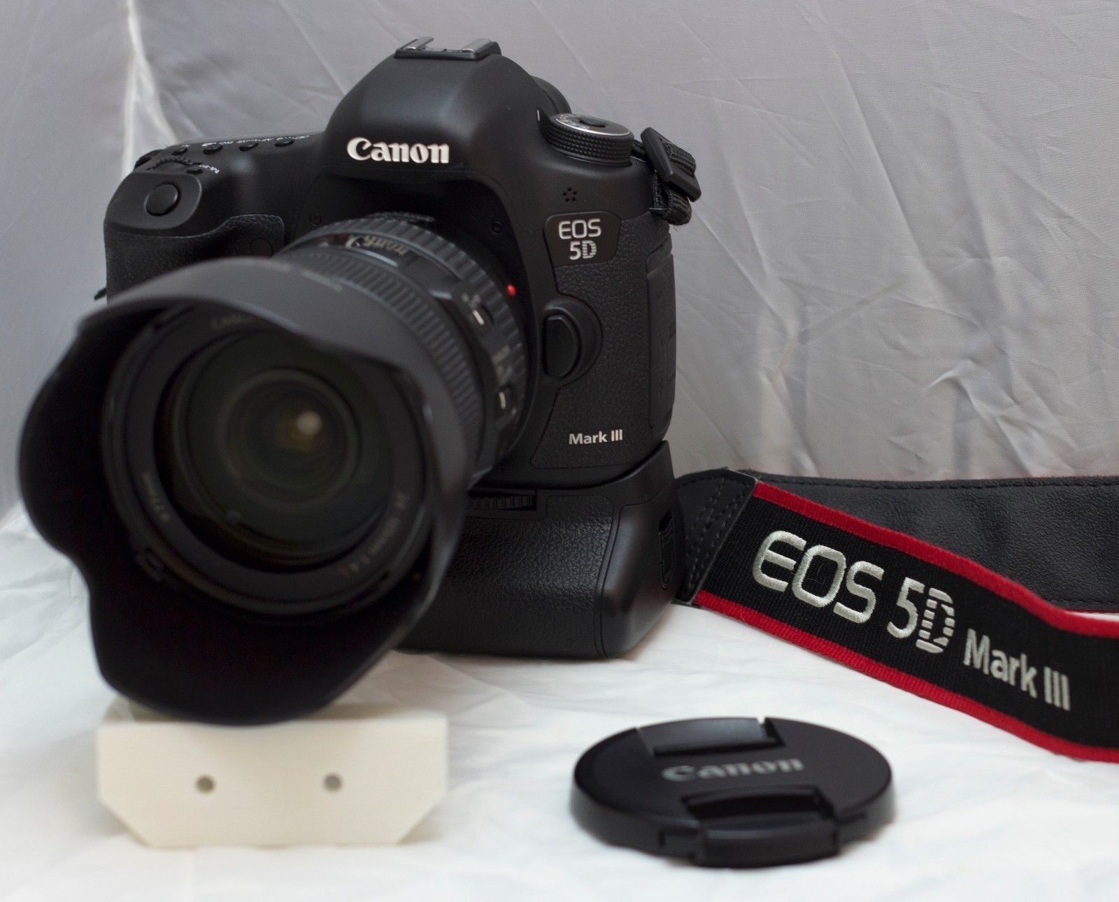 Canon EOS 5D Mark III 22.3 MP SLR-Digitalkamera - Schwarz (Kit m/ EF 24-105mm