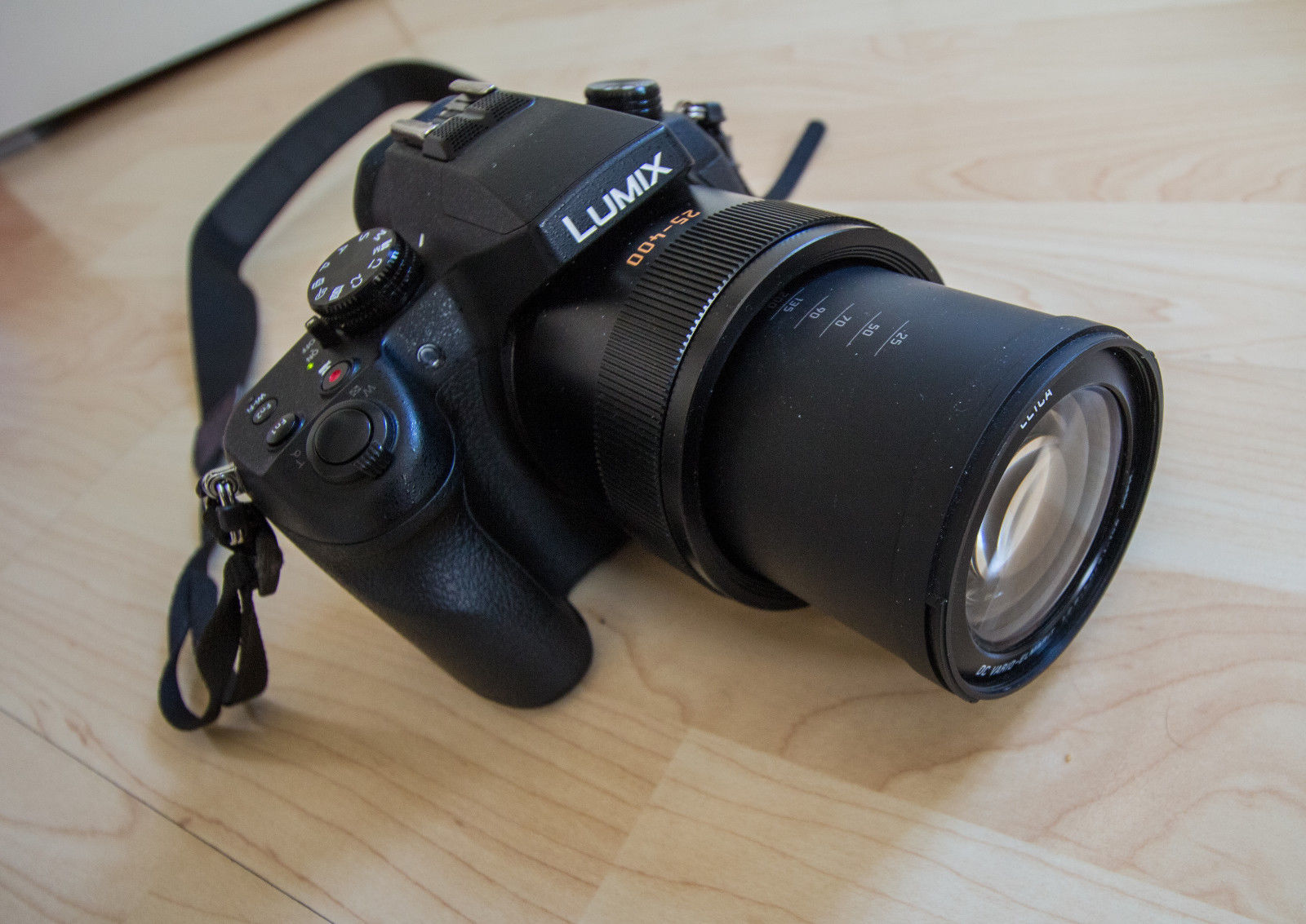 Panasonic LUMIX DMC-FZ1000 25-400mm 2.8-4.0 Kompaktkamera/ 4K Video