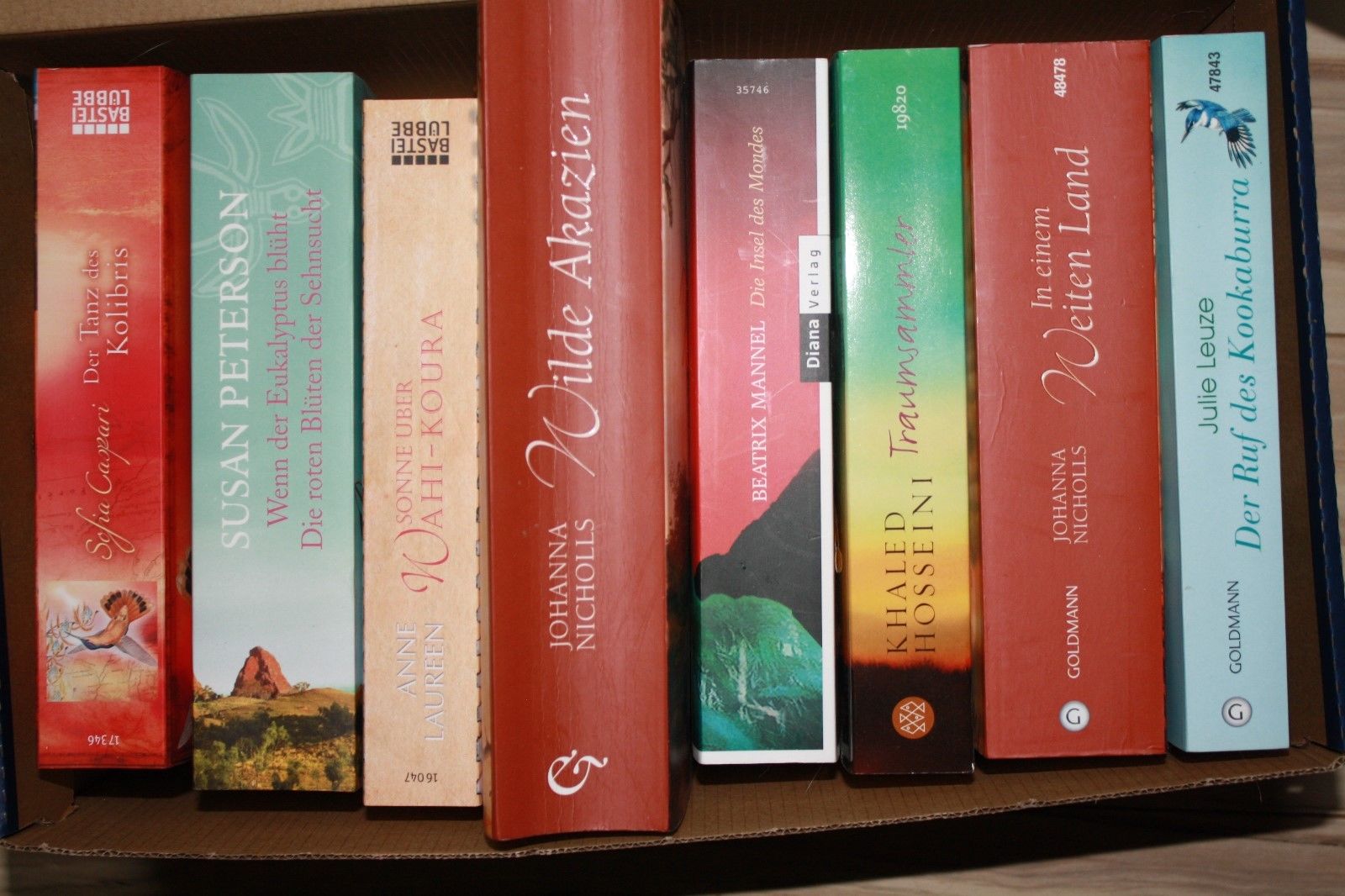 Bücherkiste mit 8 Australien- und Neuseeland Romanen aus NR Haushalt