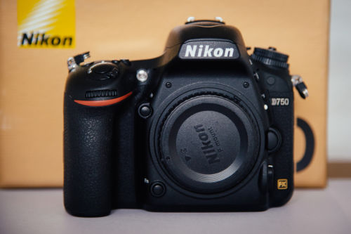 Nikon D750 Body, Top Zustand, ca. 5700 Auslösungen, mit Kirk L-Winkel