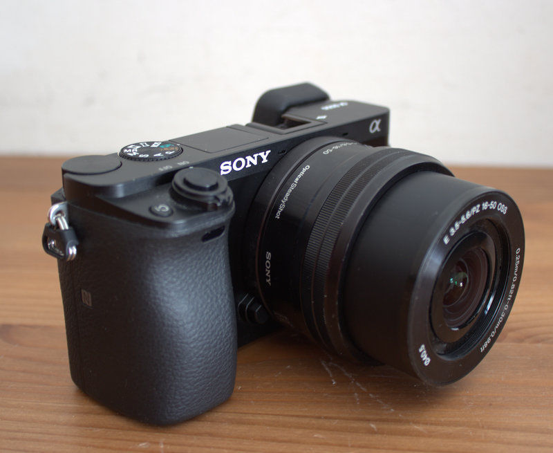 Sony Alpha 6000 APS-C Systemkamera 24.3 MP - Kit Objektiv SELP1650