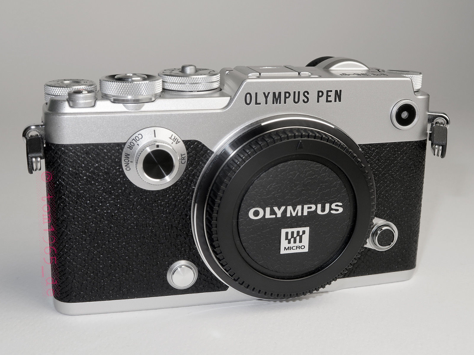 Olympus PEN-F (silber) mit M.Zuiko Digital ED 14-42mm 1:3,5-5,6 EZ (schwarz)