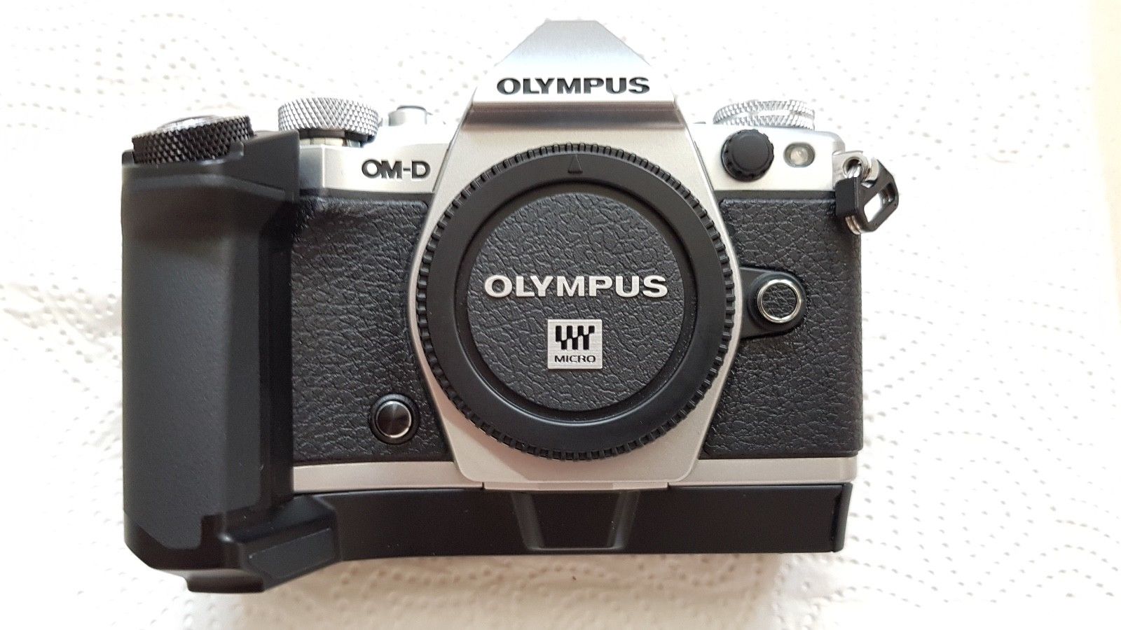 Olympus D OM-D E-M5 Mark II 16.0MP Digitalkamera - Schwarz Silber inkl. HLD 8G