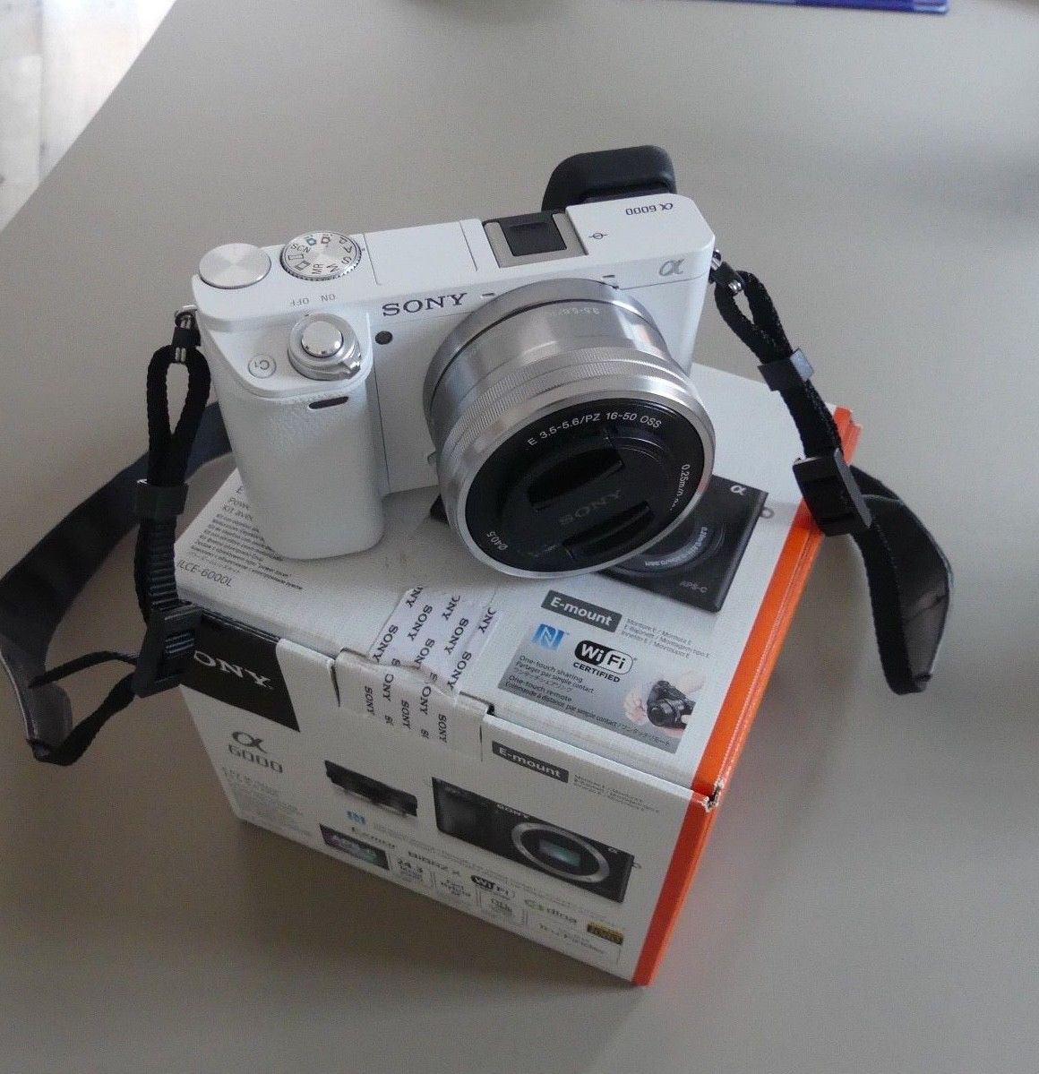 Sony Alpha ILCE-6000L 24.3 MP SLR-Digitalkamera - weiß (Kit m. E PZ 16-50 mm)