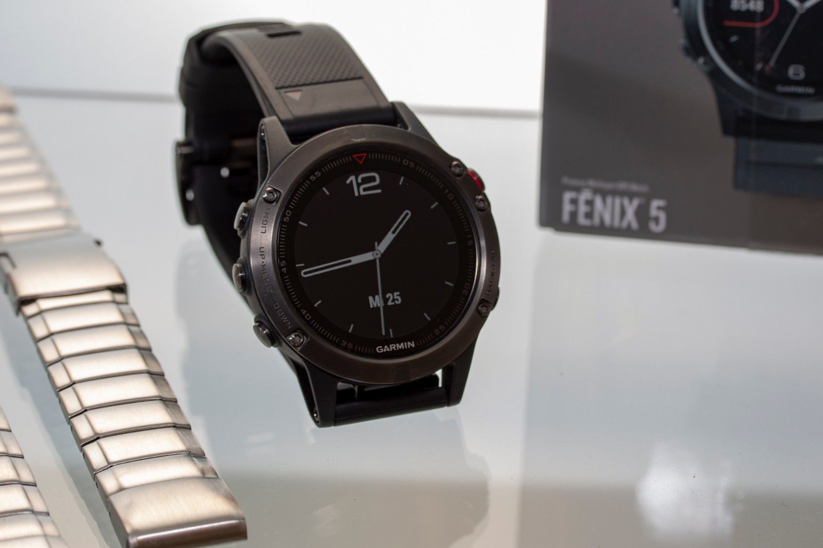 Garmin Fenix 5 GPS-Multisport-Smartwatch mit Restgarantie in makellosem Zustand.