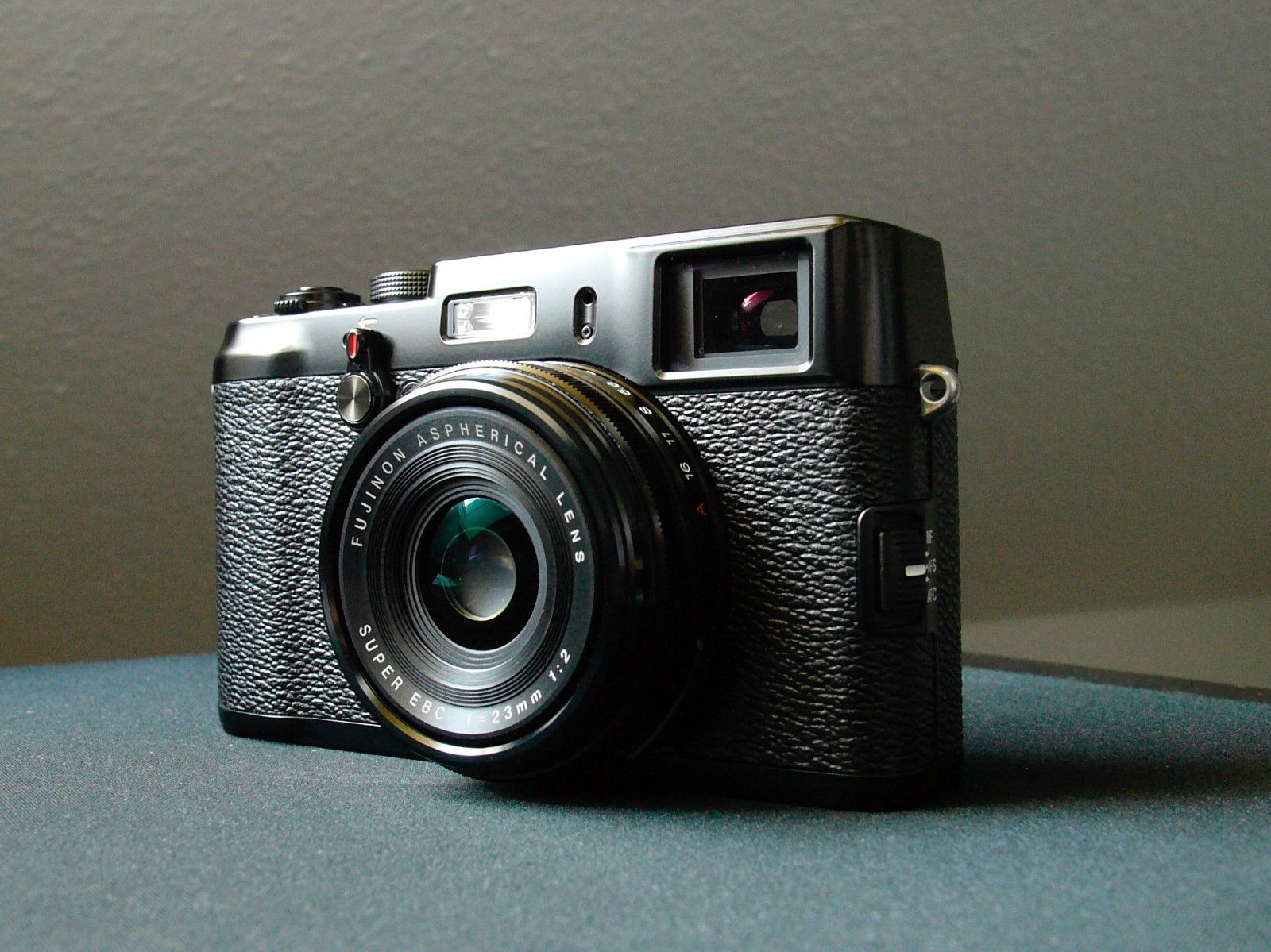 Fujifilm FinePix X100 12.3MP Digitalkamera Schwarz Komplettzubeh. OVP 23mm 1:2