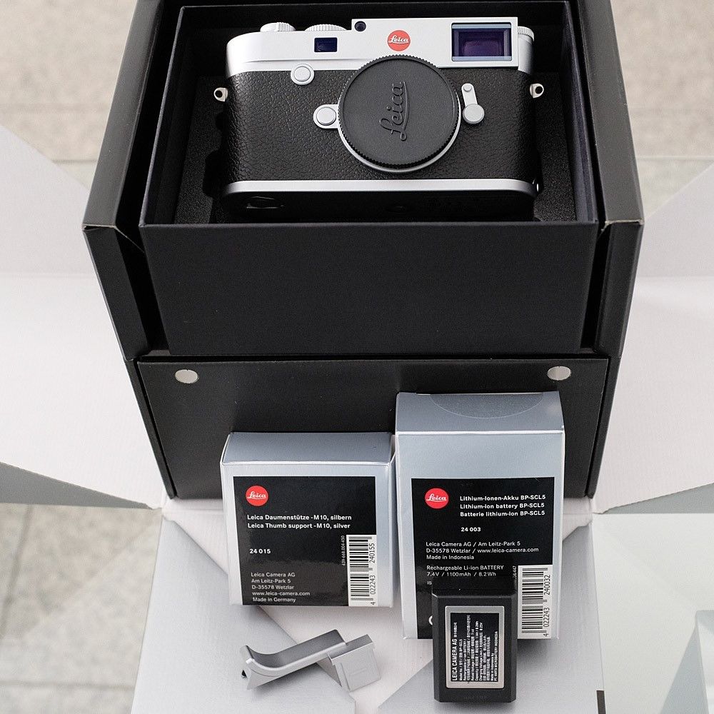 Leica M10 (Typ 3656) Gehäuse silbern, Kauf 13.4.18, wie neu +Zubehörpaket