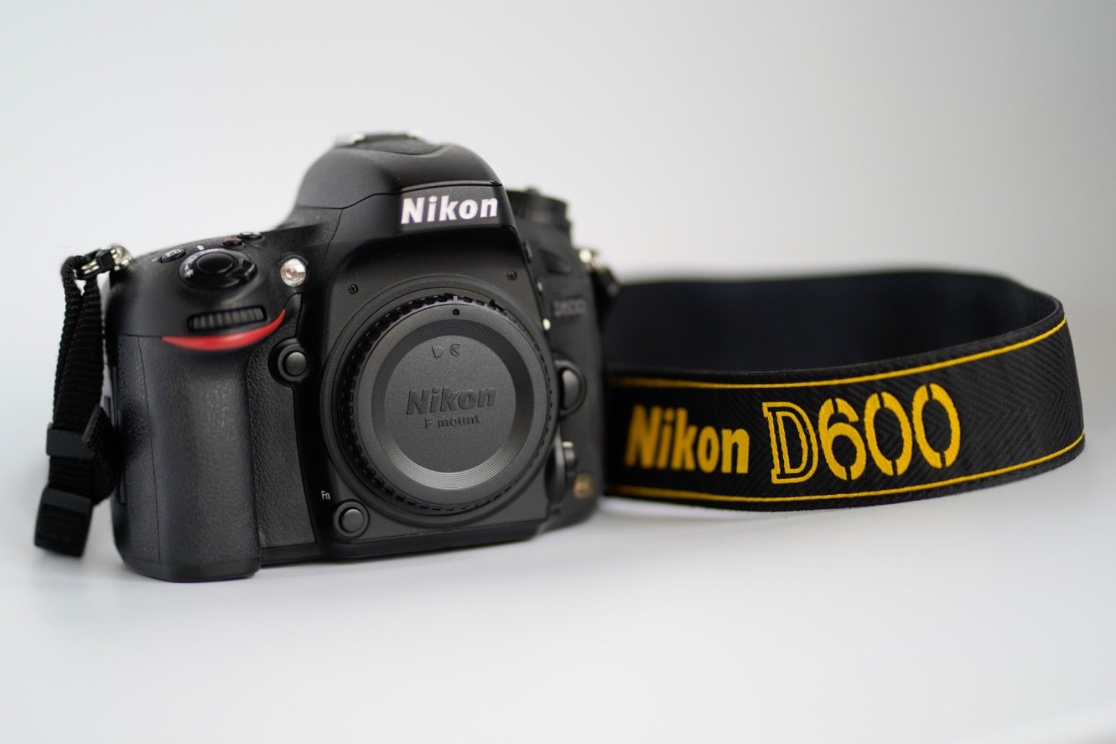 Nikon D600 Body, 1. Hand, großes Zubehörpaket, super Zustand, kaum Auslösungen