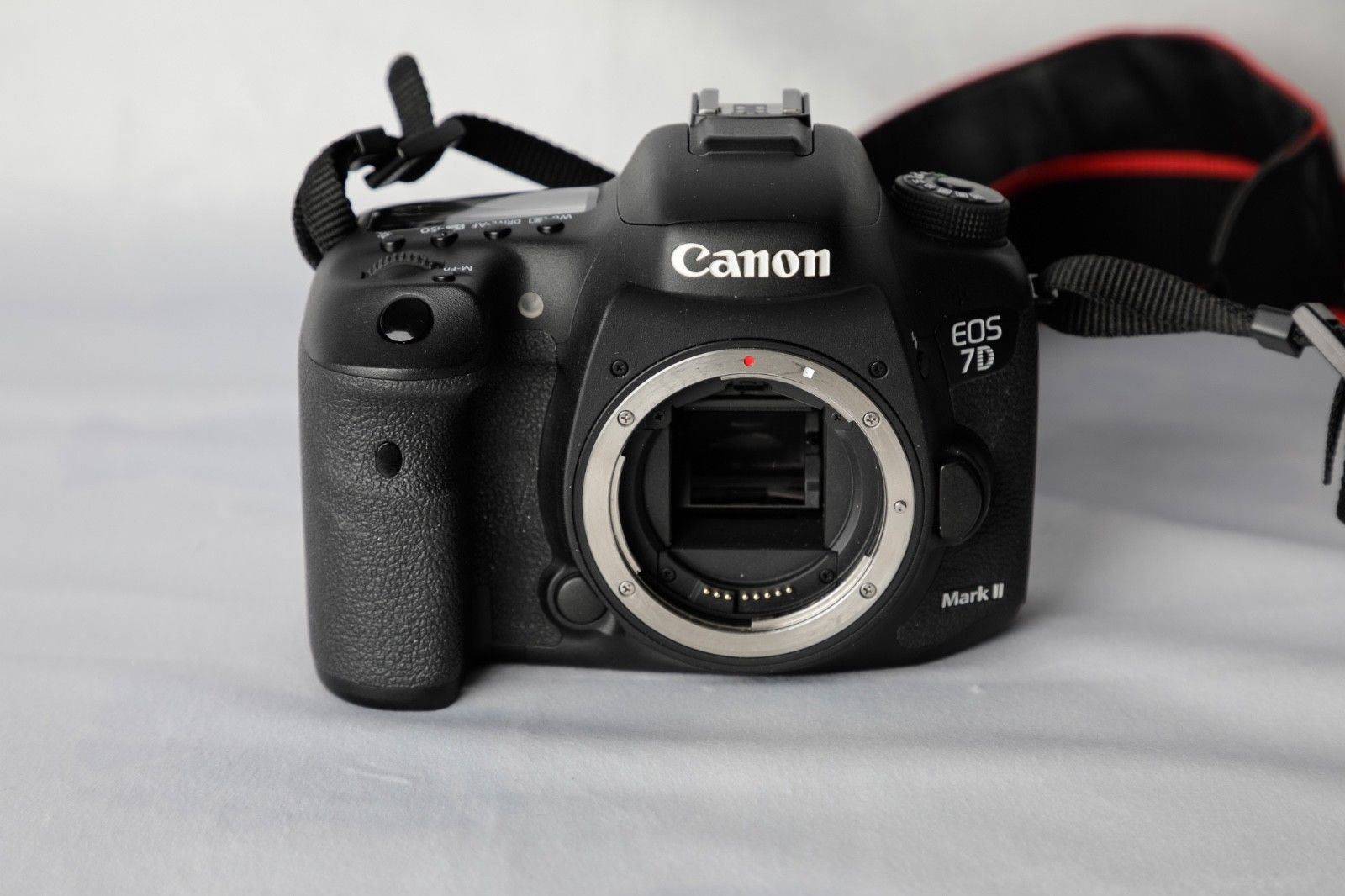 Canon EOS 7D Mark II 20.2 MP Digitalkamera - Schwarz (Nur Gehäuse)