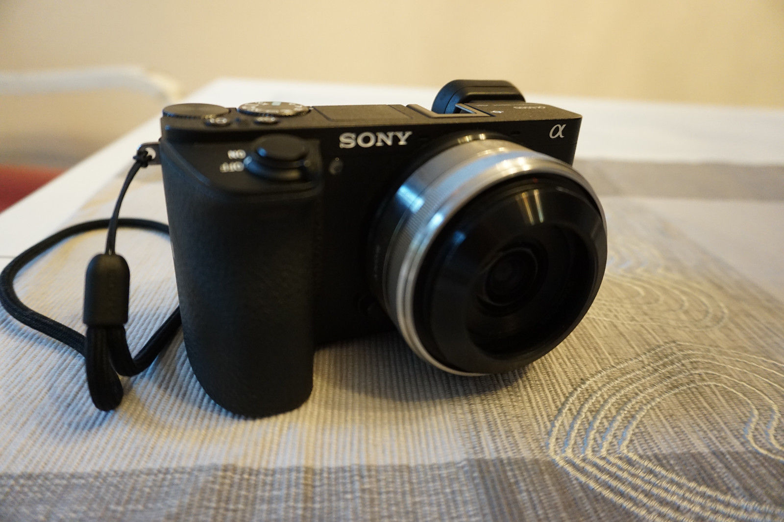 Sony Alpha ILCE-6500 24.2 MP Digitalkamera - Schwarz  mit Objektiv 2.8/16 