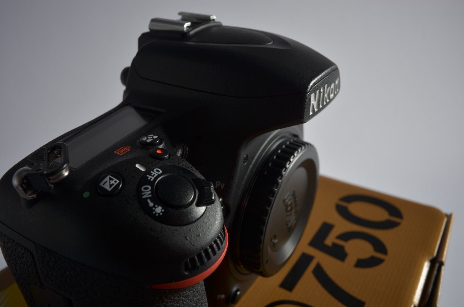 Nikon D750 FX Vollformat Gehäuse Body NEUWERTIG 6400 Auslösungen DSLR