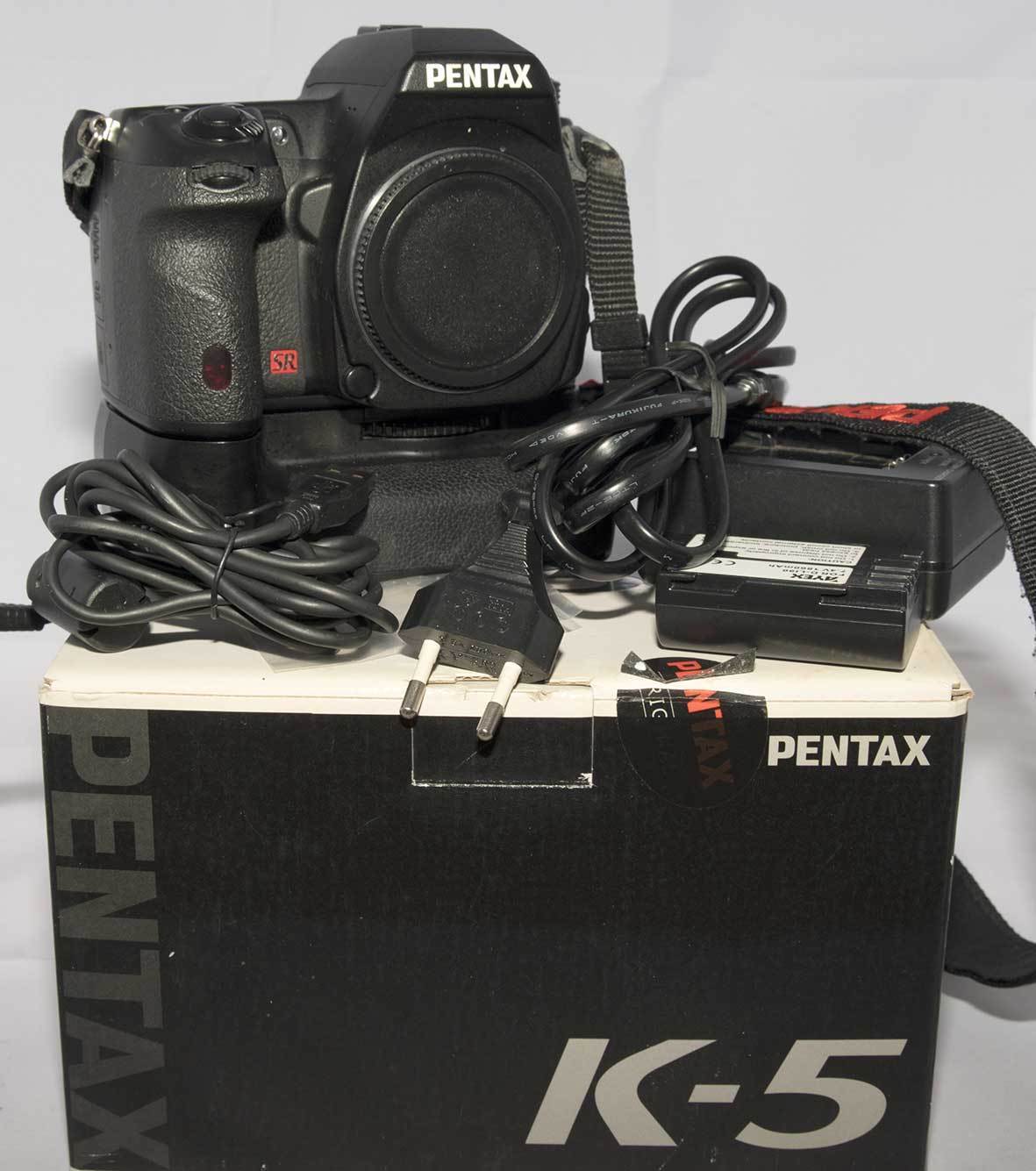 Pentax K-5 16.3 MP SLR-Digitalkamera schwarz mit Batteriegriff