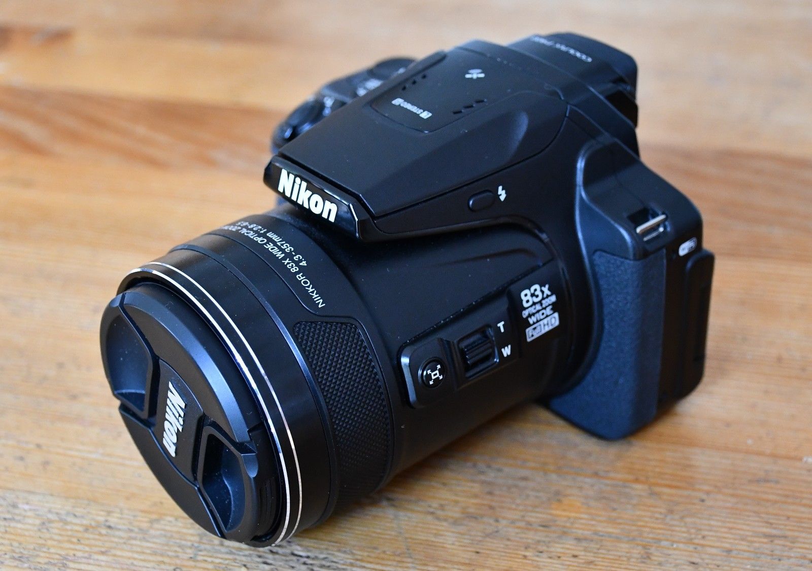 Nikon COOLPIX P900 16.0 MP  24-2000  83x Ultra Zoom Digitalkamera