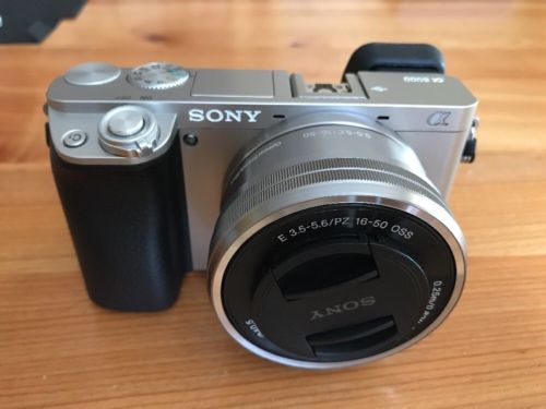 Sony Alpha 6000 24.3MP Systemkamera - Silber (Kit w/ 16-50mm Zoomobjektiv)