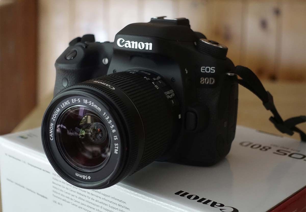 Digitale Spiegelreflexkamera Canon EOS 80d mit Kitobjektiv 18-55mm