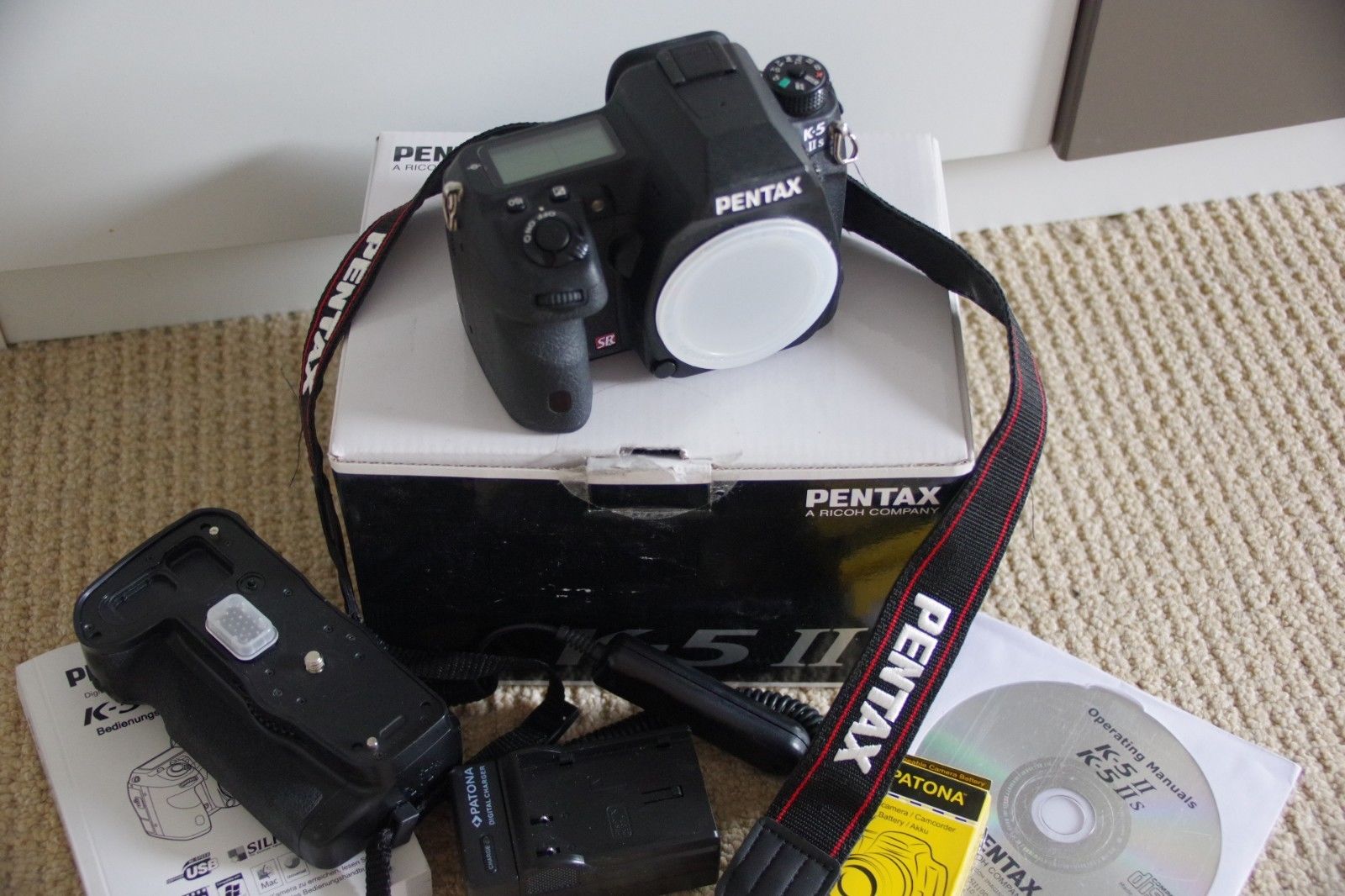 Pentax K-5 IIs Digitalkamera - Schwarz (Nur Gehäuse) mit Batteriegriff