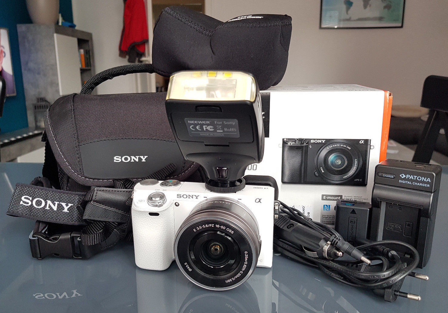 Sony Alpha 6000 Systemkamera mit SEL-P1650 Objektiv  - Weiß - und Zubehöhr