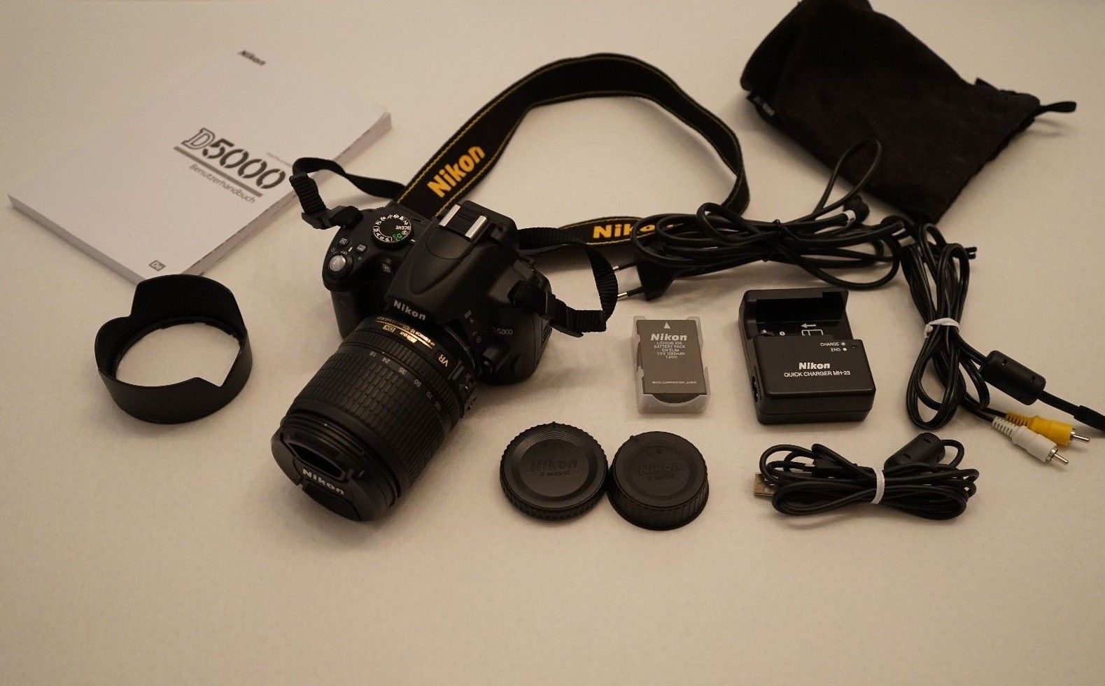 Nikon D5000 digitale Spiegelreflex -Kamera DSLR mit Nikkor 18-105mm VR Objektiv