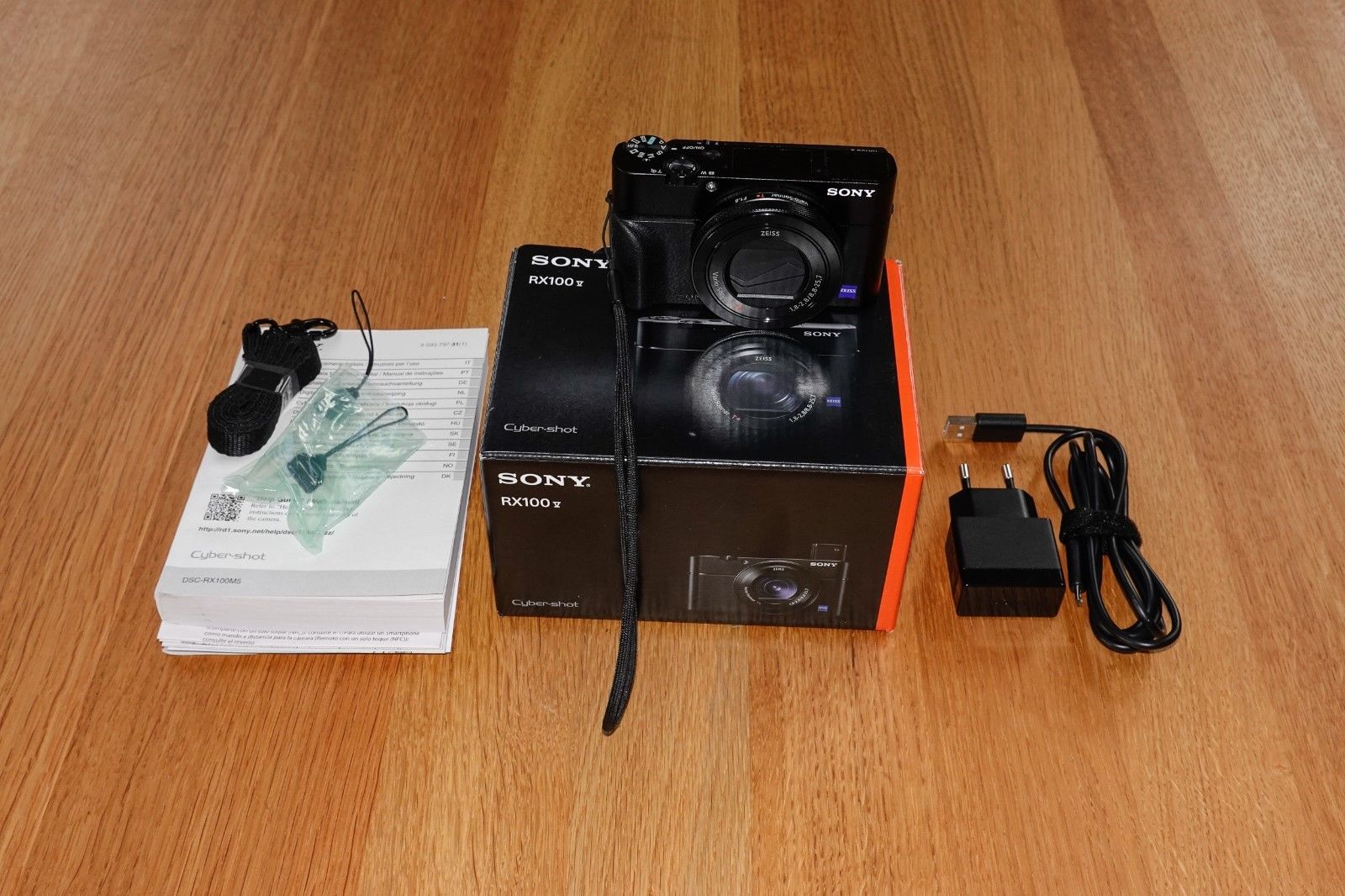 Sony Cybershot RX100 Mark5 (DSC-RX100M5), 20.1MP Digitalkamera, 24-70mm F1,8-2,8