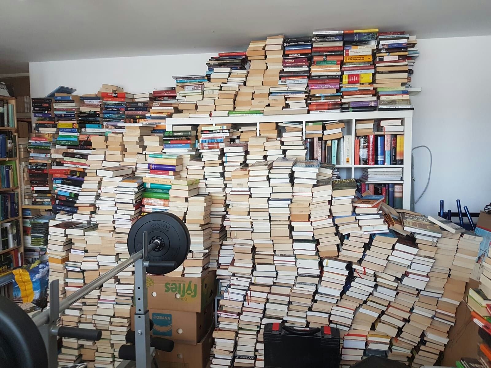8000 - 9000 Bücher Auflösung Buchshop Sammlung Konvolut Thriller Sachbücher etc.