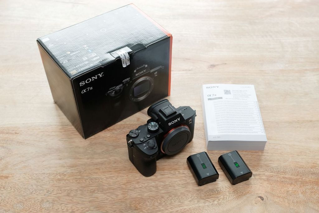 Sony alpha A7 III + original Sony Zusatzakku, lange Restgarantie, Zubehörpaket