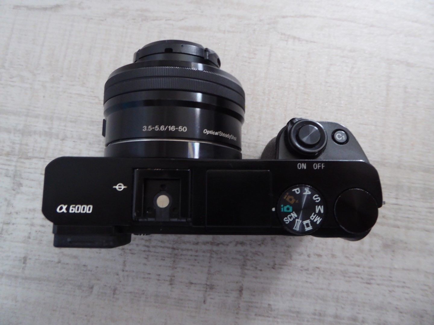 Sony Alpha 6000 24.3 MP Digitalkamera - Kit mit 16-50mm Objektiv plus Extras