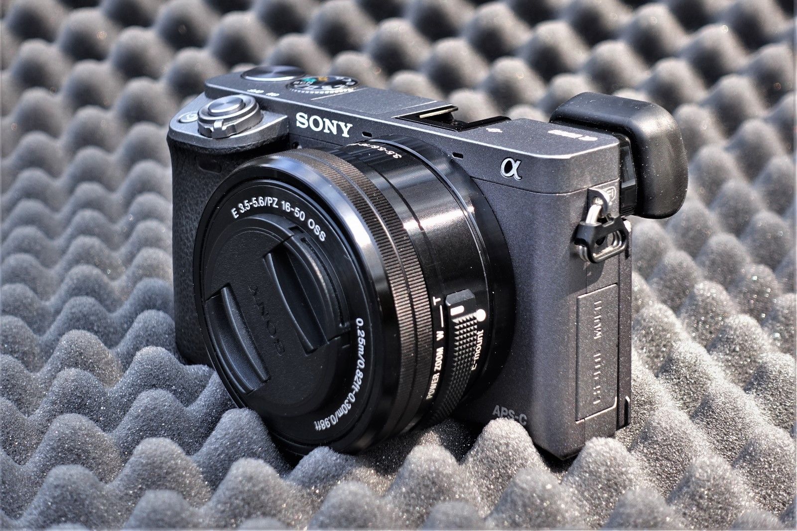 Sony Alpha 6000 Systemkamera mit KID OBJEKTIV 16-50 graphith-grau von JANUAR2018