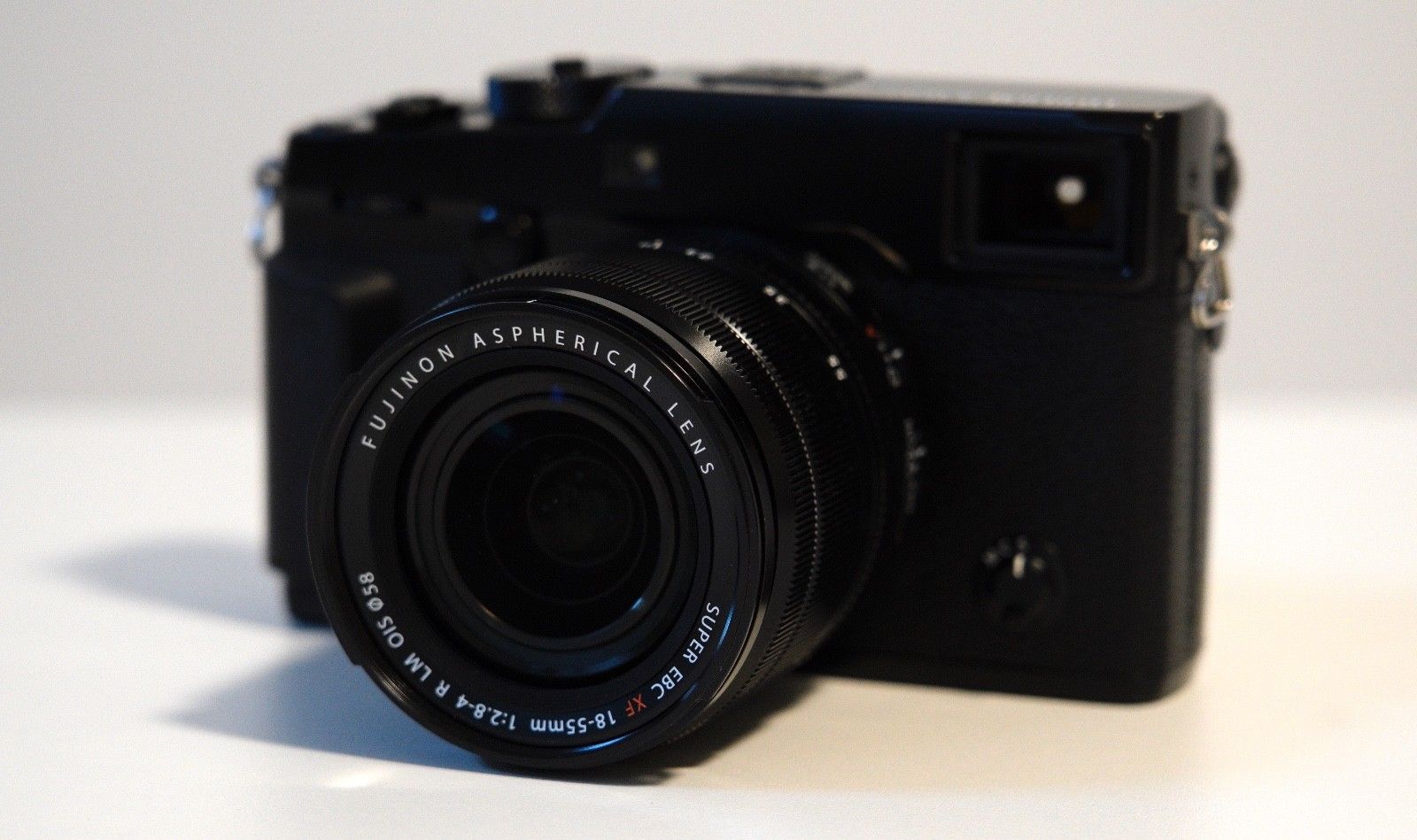 Fuji X-Pro 2 mit 18-55mm f2.8-4 (schwarz) und großem Zubehörpaket