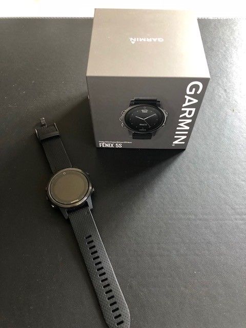 Garmin Fenix 5S mit silbernem Geh?use und schwarzem Armband GPS Multisport Uhr