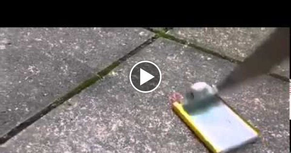 Das passiert, wenn du den Akku deines Handys mit einem Messer aufstichst!! Das Resultat ist erschreckend gefährlich!