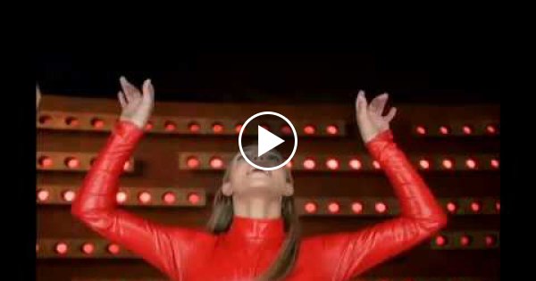 Das Lied "Oops! ...I Did It Again" von Britney Spears ohne Musik zu hören ist ziemlich verstörend! Aber seht selbst.
