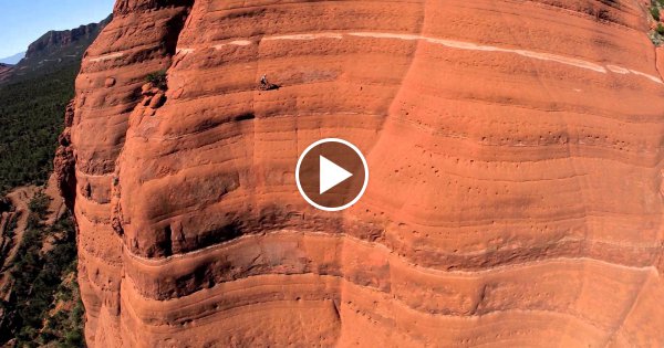 Dieser lebensmüde Mountain Biker riskiert beim überwinden dieses schmalen Pfades sein Leben! Aber seht selbst.